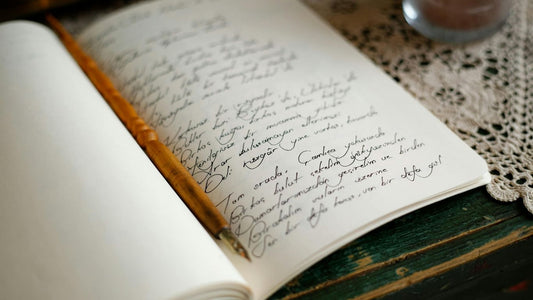 carnet calligraphié avec un ancien stylo en bois