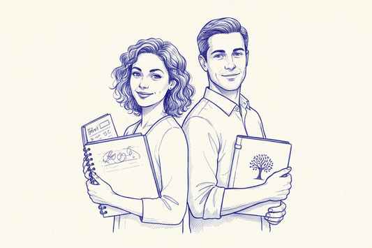 Illustration au stylo bille bleu de deux personnes souriantes, dos à dos, tenant chacune un carnet, symbole de complicité et de communication dans le couple.
